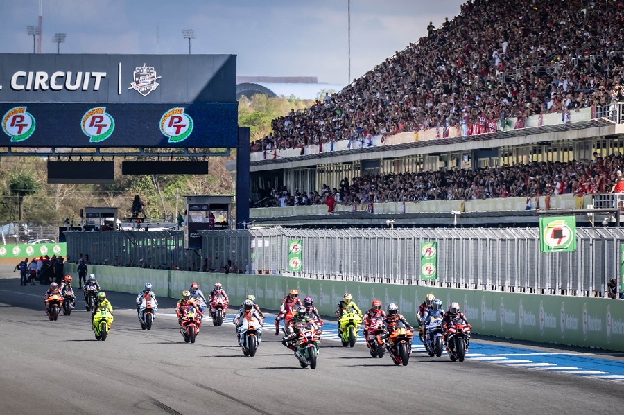 "พีที กรังด์ปรีซ์ ออฟ ไทยแลนด์" ทุบสถิติผู้ชมมากที่สุด "เบซเซ็คคี" ผงาดแชมป์สนามแรก "มาร์เกซ" ดวงแตกยางระเบิด